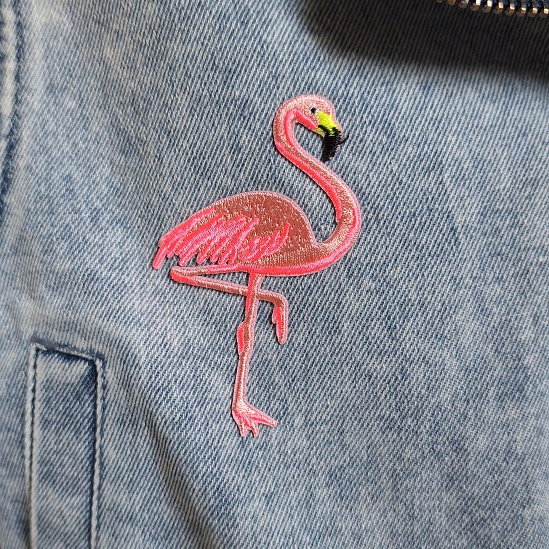 Het wassen van kleding met een strijkembleem
