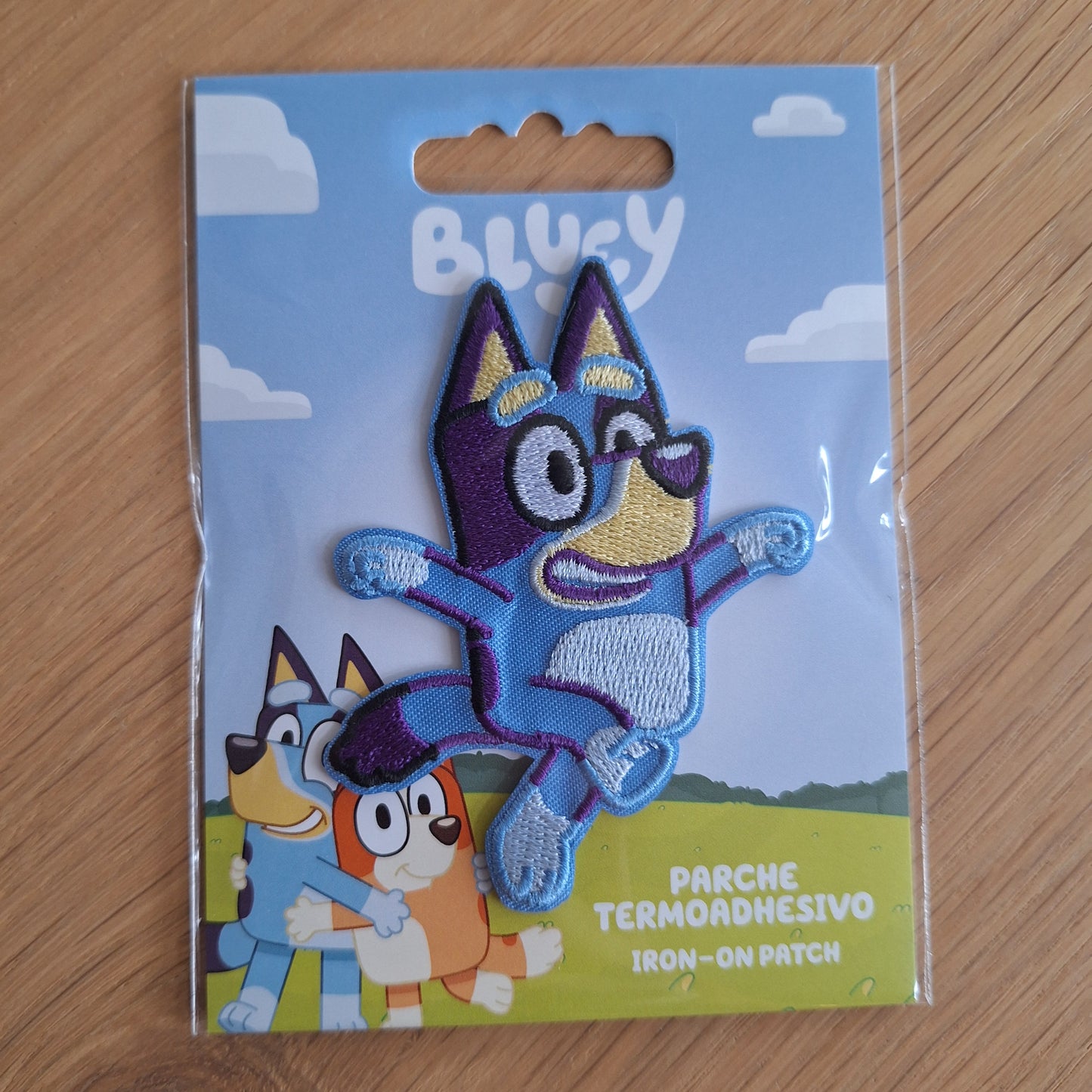 Bluey springend embleem