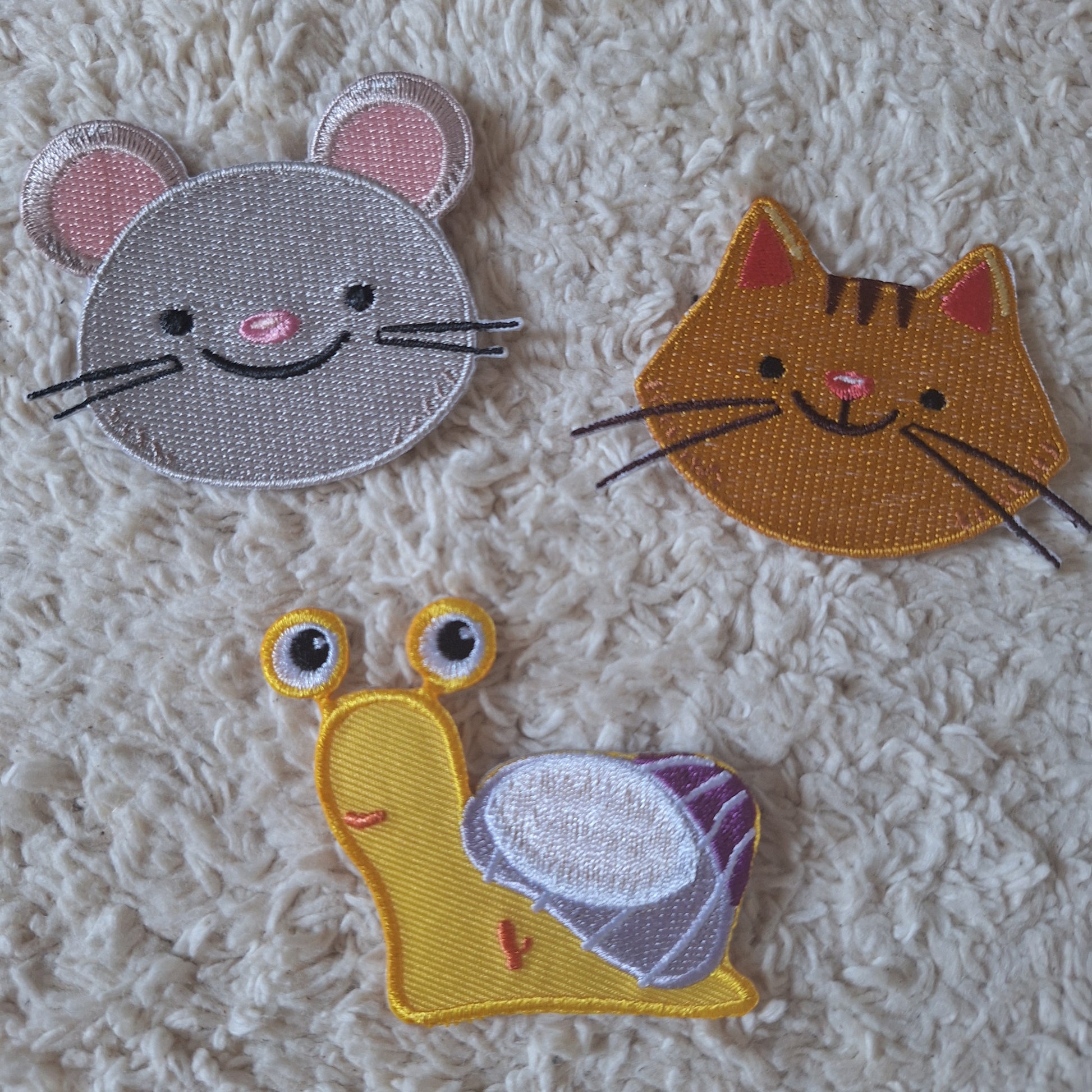 Urbanski Patch Nieuwsgierige schattige kat geborduurde strijkpatch 7 x 5,6 cm | Applicatie om te strijken of te naaien Urbanski Patch Nieuwsgierige schattige kat geborduurde strijkpatch 7 x 5,6 cm | Applicatie om te strijken of te naaien
