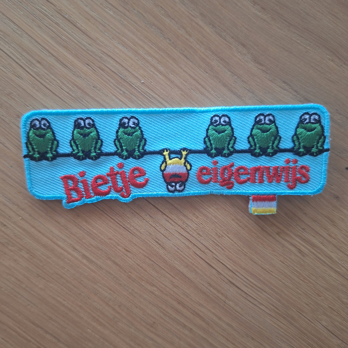 Bietje eigenwijs carnavalsembleem