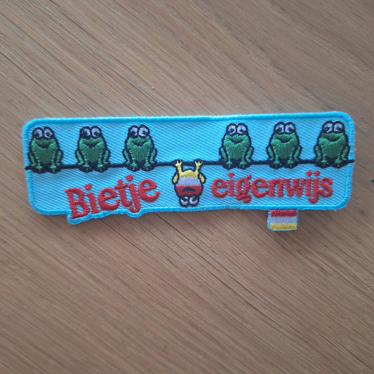 Bietje eigenwijs carnavalsembleem