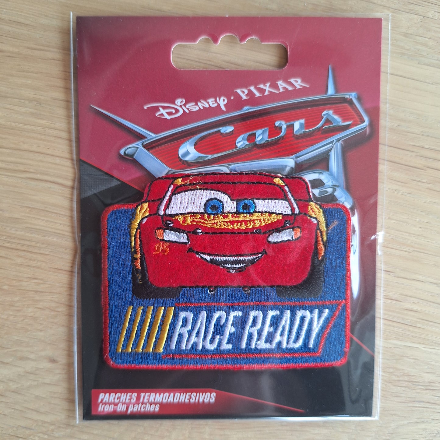 Disney Cars Race Ready embleem
