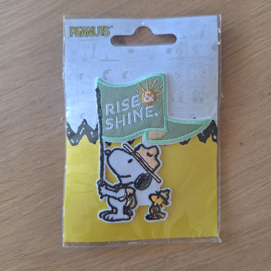 Snoopy strijkembleem Rise & Shine met Woodstock