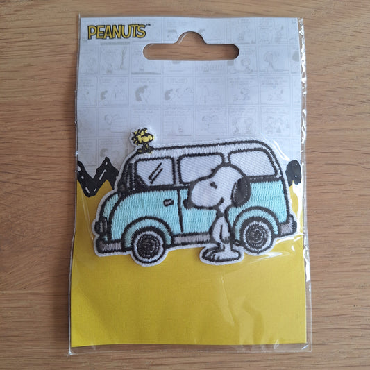 Snoopy met auto embleem