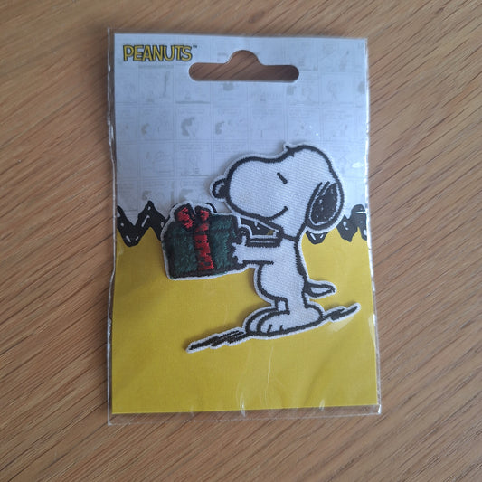 Snoopy met kado embleem