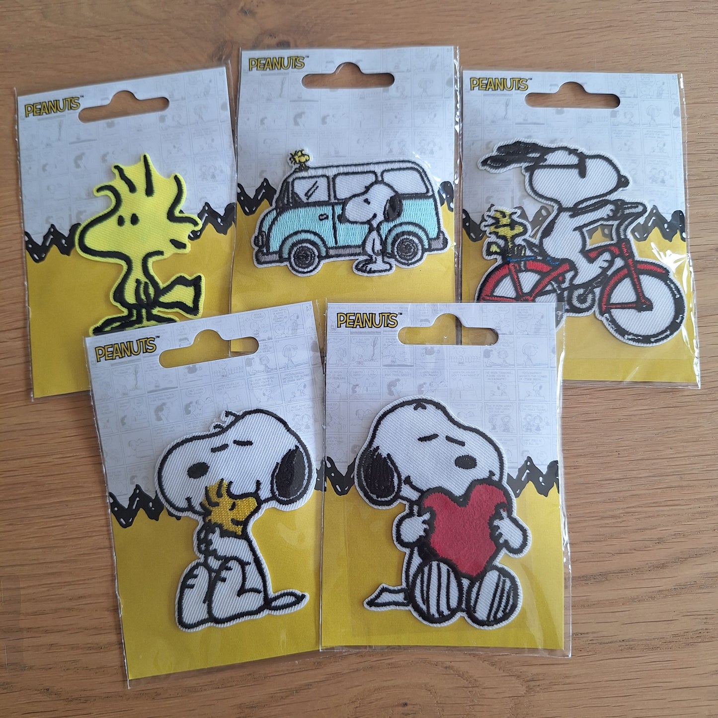 Snoopy met auto embleem